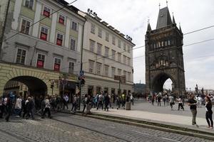 Praag, Tsjechisch republiek - juli 15 2019 - Charles brug is vol van toerist in zomer tijd foto