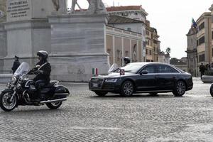 Rome, Italië. november 22 2019 - president sergio mattarella aankomen Bij quirinale gebouw foto