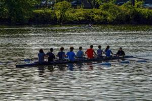 Philadelphia, Verenigde Staten van Amerika - april 30 2019 - roeien team Aan schuylkill rivier- foto