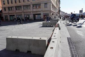 pisa, Italië - september 26 2017 - anti terrorisme barrière in beroemd leunend toren stad- foto