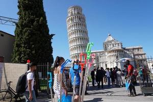 pisa, Italië - september 26 2017 - migranten verkoop handelswaar Bij beroemd leunend toren foto