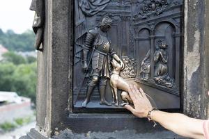 handen aanraken hond standbeeld Aan Charles brug Praag foto