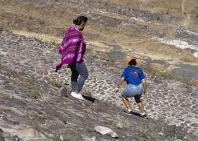 Mexico stad, Mexico - januari 30 2019 - toerist beklimming teotihuacan piramide Mexico foto