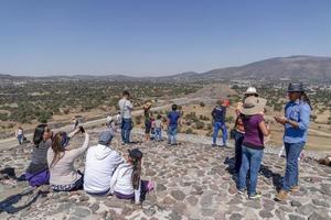 Mexico stad, Mexico - januari 30 2019 - toerist beklimming teotihuacan piramide Mexico foto