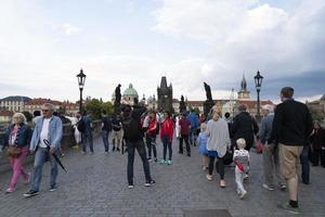 Praag, Tsjechisch republiek - juli 15 2019 - Charles brug is vol van toerist in zomer tijd foto