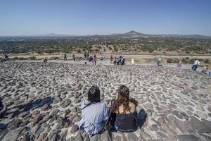 Mexico stad, Mexico - januari 30 2019 - toerist beklimming teotihuacan piramide Mexico foto