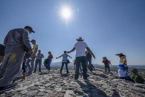 Mexico stad, Mexico - januari 30 2019 - toerist maken zon ceremonie Aan top van teotihuacan piramide Mexico foto