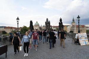 Praag, Tsjechisch republiek - juli 15 2019 - Charles brug is vol van toerist in zomer tijd foto
