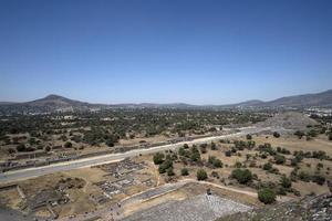 Mexico stad, Mexico - januari 30 2019 - toerist beklimming teotihuacan piramide Mexico foto