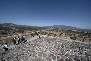 Mexico stad, Mexico - januari 30 2019 - toerist beklimming teotihuacan piramide Mexico foto