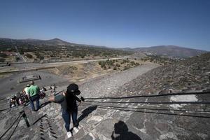 Mexico stad, Mexico - januari 30 2019 - toerist Bij teotihuacan piramide Mexico foto