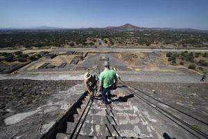 Mexico stad, Mexico - januari 30 2019 - toerist beklimming teotihuacan piramide Mexico foto