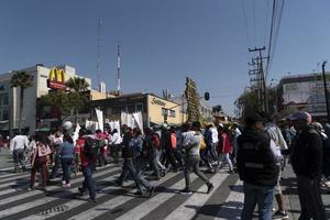 Mexico stad, Mexico - januari 30 2019 - pelgrims Bij guadalupe kathedraal foto