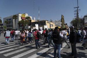 Mexico stad, Mexico - januari 30 2019 - pelgrims Bij guadalupe kathedraal foto