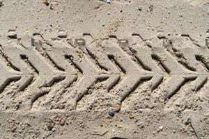 van de weg af band bijhouden Aan zanderig strand foto