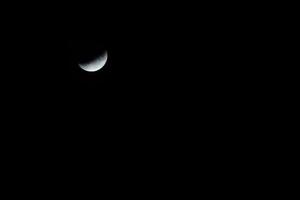 maan gedeeltelijk verduistering Bij nacht detail foto