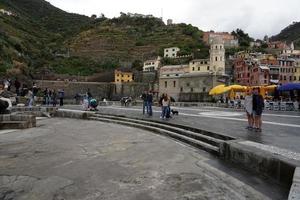 vernazza, Italië - september 23 2017 - toerist in cinque terre Aan regenachtig dag foto