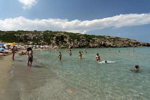 niet, Italië - juli 18 2020 - calamosche strand vol van mensen met Nee sociaal afstand nemen na coronavirus quarentine foto