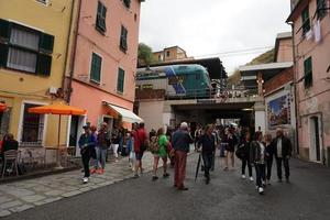 vernazza, Italië - september 23 2017 - toerist in cinque terre Aan regenachtig dag foto