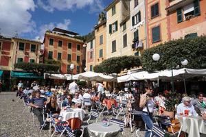 portofino, Italië - september 19 2017 - vip en toerist in pittoresk dorp foto