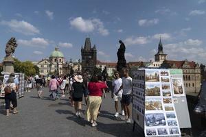 Praag, Tsjechisch republiek - juli 15 2019 - Charles brug is vol van toerist in zomer tijd foto