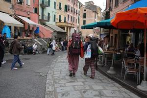 vernazza, Italië - september 23 2017 - toerist in cinque terre Aan regenachtig dag foto