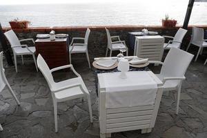 Monterosso, Italië - september 23 2017 - toerist in cinque terre Aan regenachtig dag foto