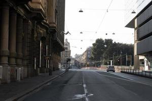 Genua, Italië - april 5 2020 - downtown straten zijn woestijn ten gevolge naar coronavirus covid quarentine foto