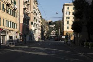 Genua, Italië - april 5 2020 - downtown straten zijn woestijn ten gevolge naar coronavirus covid quarentine foto