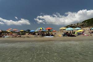 niet, Italië - juli 18 2020 - calamosche strand vol van mensen met Nee sociaal afstand nemen na coronavirus quarentine foto