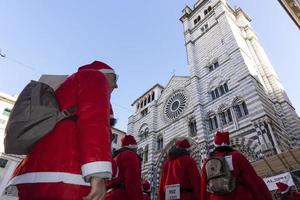 Genua, Italië - december 22 2019 - traditioneel de kerstman claus wandelen foto