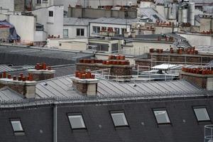 Parijs daken schoorsteen en gebouw uitzicht op de stad foto
