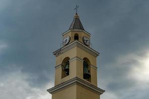 kerk in genova zenuwachtig historisch dorp wijk huizen foto