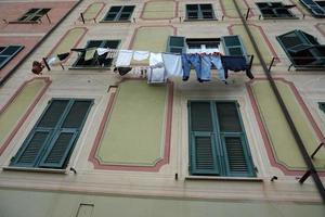 kleren hangende van Italiaans huis in Genua foto