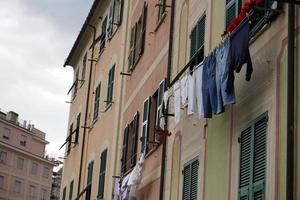 kleren hangende van Italiaans huis in Genua foto