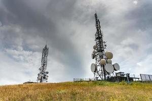 telecom cellulair communicatie antenne toren Aan blauw achtergrond foto