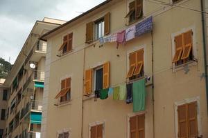 kleren hangende van Italiaans huis in Genua foto