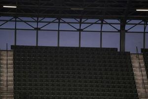 leeg stadion basketbal Amerikaans voetbal voetbal met Nee opkomst foto