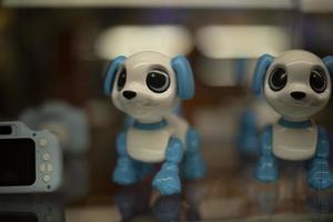 speelgoed- hond robot. klein speelgoed- voor kinderen dier. elektronisch hond gemaakt van plastic. foto