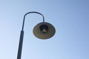 pool met lamp. straat licht. lamp tegen lucht. details van stedelijk infrastructuur. foto