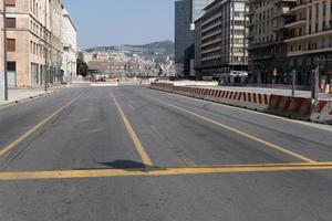 Genua, Italië - april 5 2020 - downtown straten zijn woestijn ten gevolge naar coronavirus covid quarentine foto