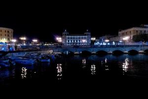 ortigia Syracuse brug Sicilië Italië oud huizen foto