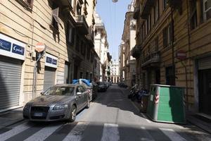 Genua, Italië - april 5 2020 - downtown straten zijn woestijn ten gevolge naar coronavirus covid quarentine foto