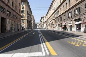 Genua, Italië - april 5 2020 - downtown straten zijn woestijn ten gevolge naar coronavirus covid quarentine foto