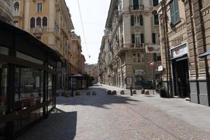 Genua, Italië - april 5 2020 - downtown straten zijn woestijn ten gevolge naar coronavirus covid quarentine foto
