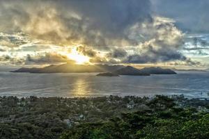 zonsondergang Aan praslin eiland van la cijfer pas op Seychellen foto