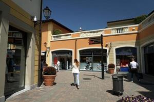 serravalle schrift, Italië - april 23 2018 - midden zomer seizoen in ontwerper uitgezet is beginnend foto