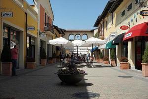 serravalle schrift, Italië - april 23 2018 - midden zomer seizoen in ontwerper uitgezet is beginnend foto