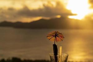 goud zonsondergang bewolkt lucht in Seychellen foto