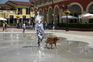 serravalle schrift, Italië - april 23 2018 - midden zomer seizoen in ontwerper uitgezet is beginnend foto